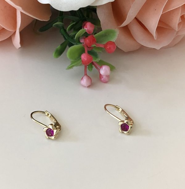 Cercei din aur galben pentru bebelusi in forma de floricica, cu piara rosie - imagine 2