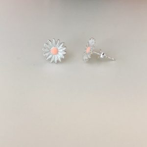 Cercei de argint 925, cu email alb si interior roz in forma de floricica