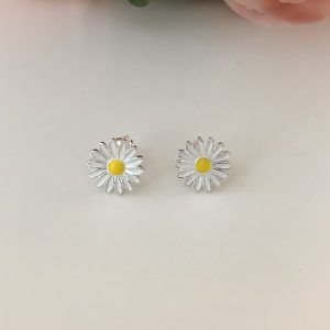 Cercei de argint 925, cu email alb si interior galben in forma de margareta